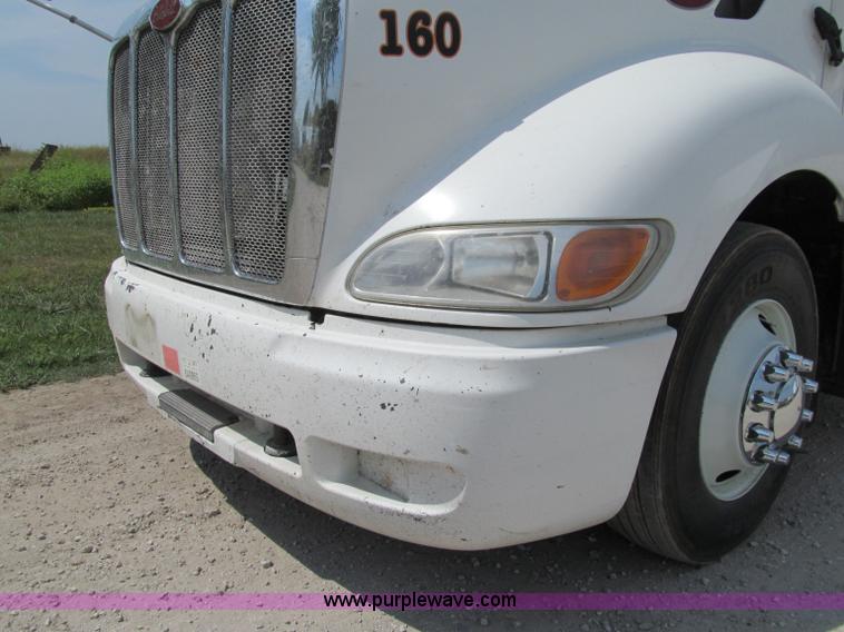 image for item A8440 2004 Peterbilt 387 semi truck