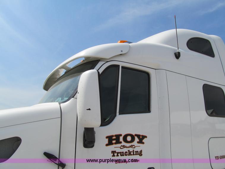 image for item A8440 2004 Peterbilt 387 semi truck