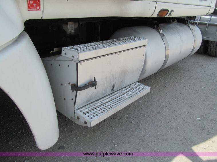 image for item A8440 2004 Peterbilt 387 semi truck