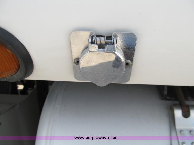 image for item A8440 2004 Peterbilt 387 semi truck