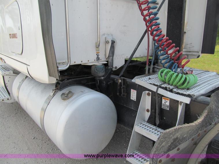 image for item A8440 2004 Peterbilt 387 semi truck