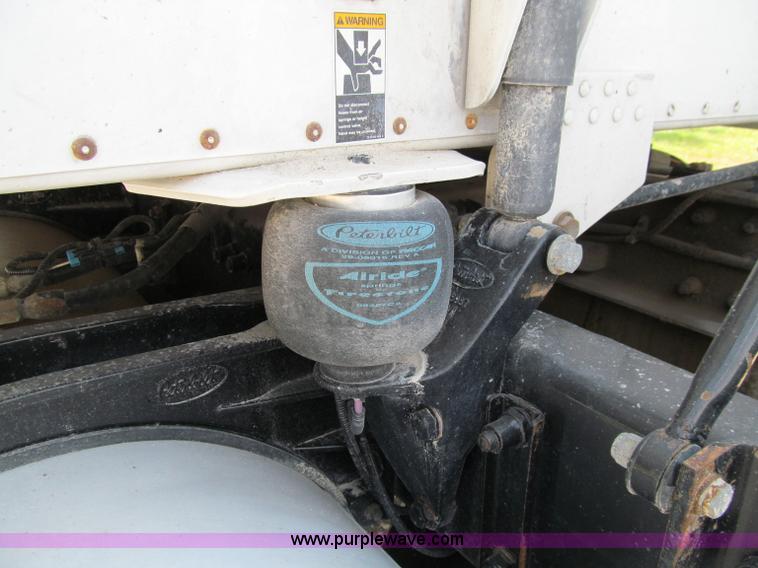 image for item A8440 2004 Peterbilt 387 semi truck