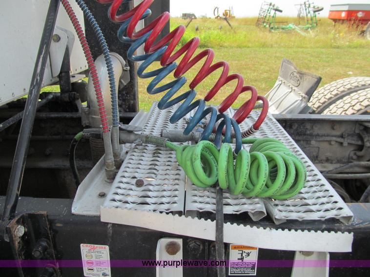 image for item A8440 2004 Peterbilt 387 semi truck