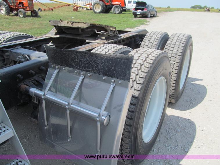 image for item A8440 2004 Peterbilt 387 semi truck