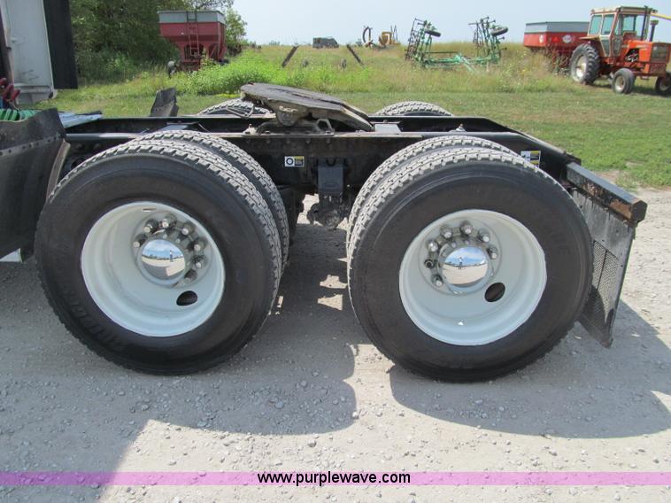 image for item A8440 2004 Peterbilt 387 semi truck