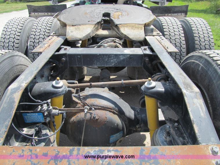 image for item A8440 2004 Peterbilt 387 semi truck