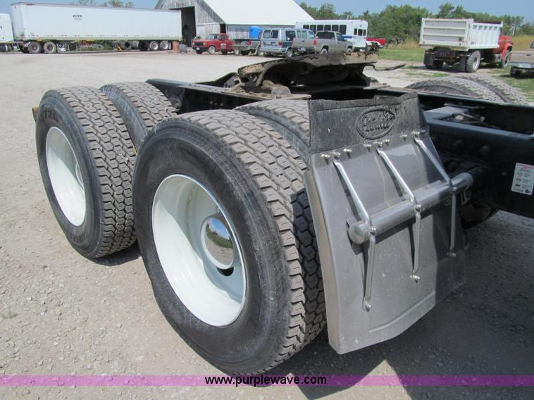 image for item A8440 2004 Peterbilt 387 semi truck