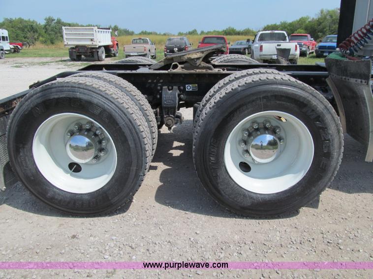 image for item A8440 2004 Peterbilt 387 semi truck