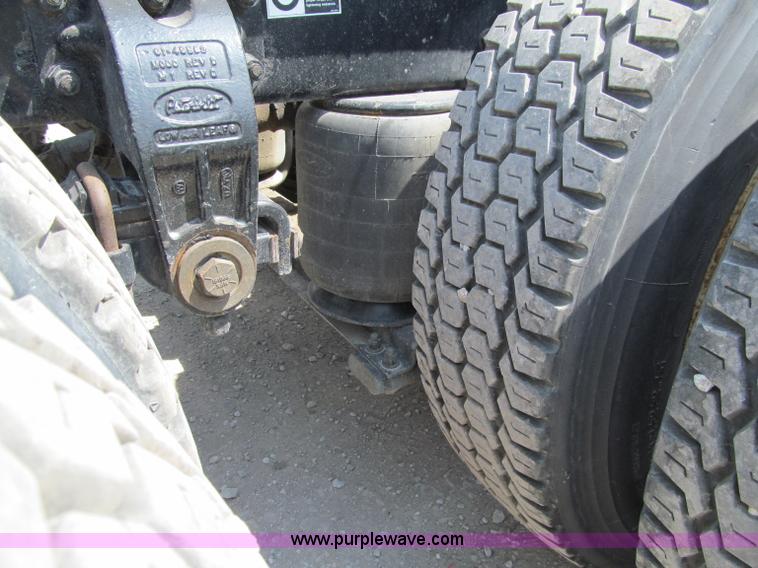 image for item A8440 2004 Peterbilt 387 semi truck