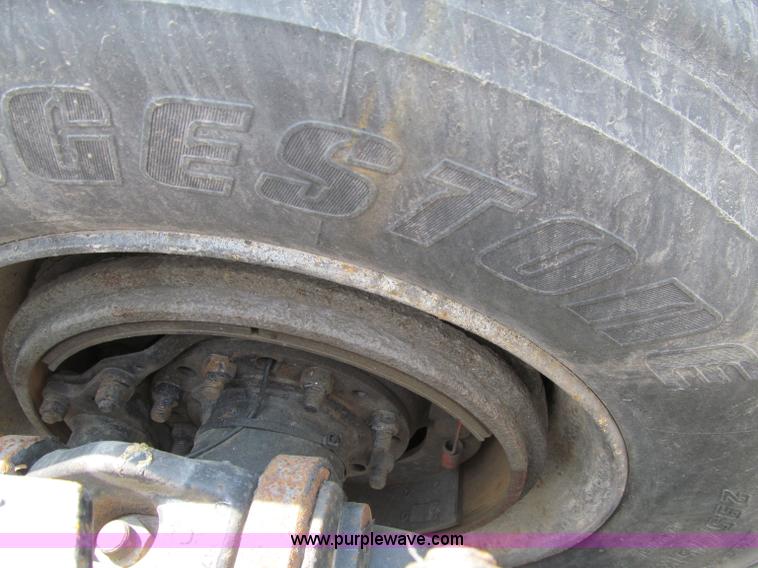 image for item A8440 2004 Peterbilt 387 semi truck