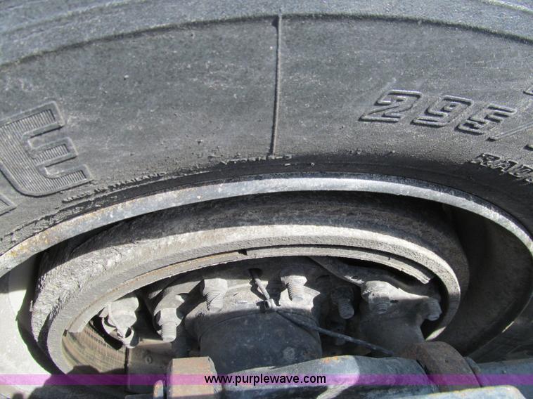 image for item A8440 2004 Peterbilt 387 semi truck