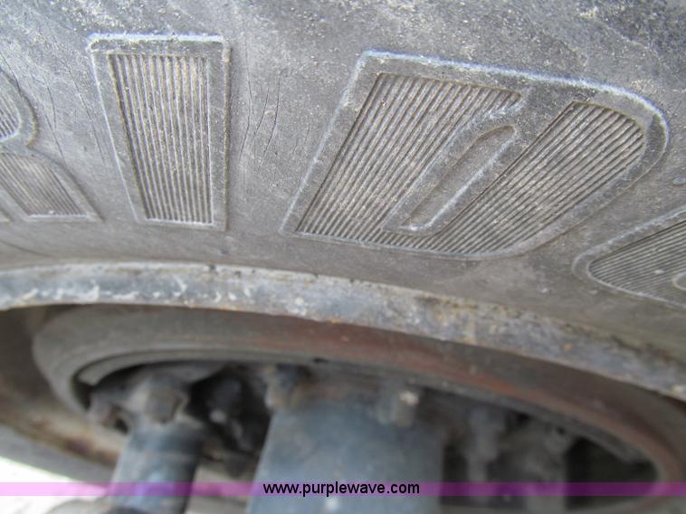 image for item A8440 2004 Peterbilt 387 semi truck