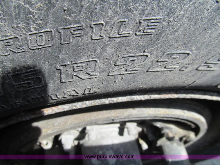 image for item A8440 2004 Peterbilt 387 semi truck