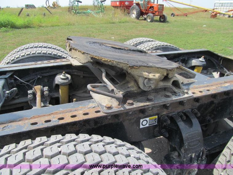 image for item A8440 2004 Peterbilt 387 semi truck