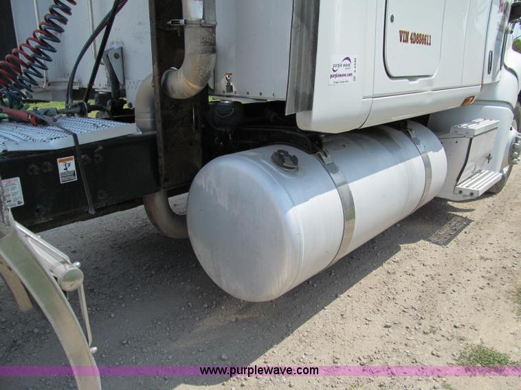 image for item A8440 2004 Peterbilt 387 semi truck