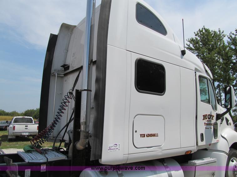 image for item A8440 2004 Peterbilt 387 semi truck