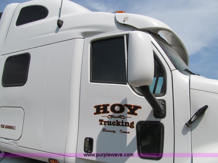 image for item A8440 2004 Peterbilt 387 semi truck