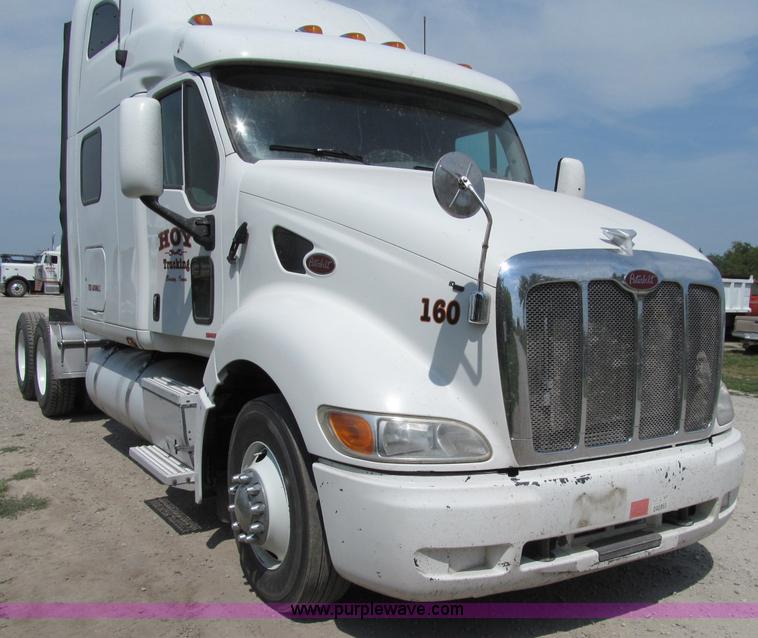 image for item A8440 2004 Peterbilt 387 semi truck