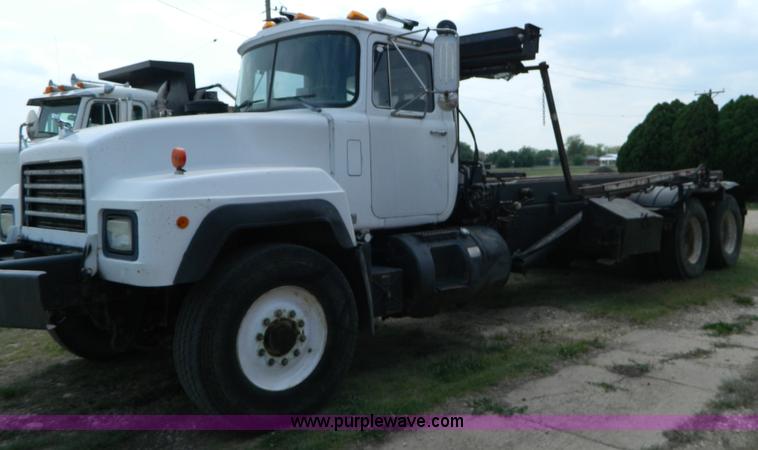 image for item B3678 1994 Mack RD690S roll off truck