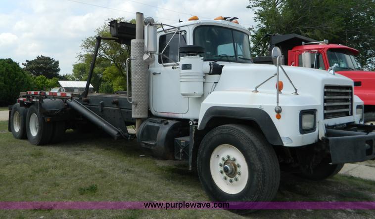 image for item B3678 1994 Mack RD690S roll off truck