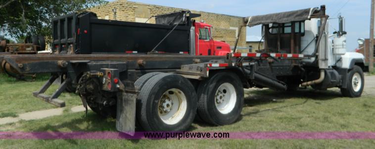 image for item B3678 1994 Mack RD690S roll off truck