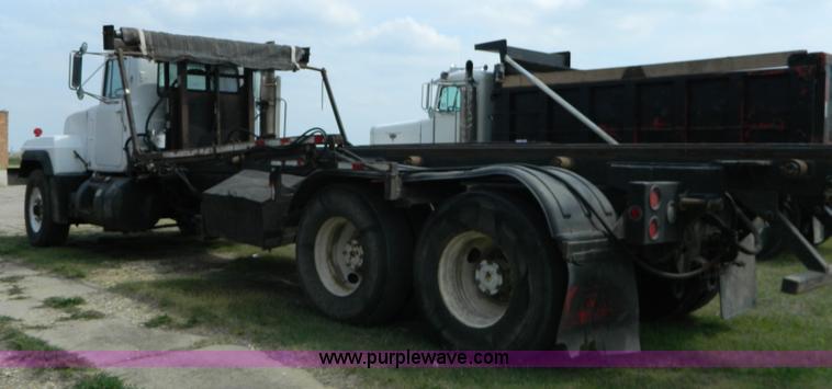 image for item B3678 1994 Mack RD690S roll off truck