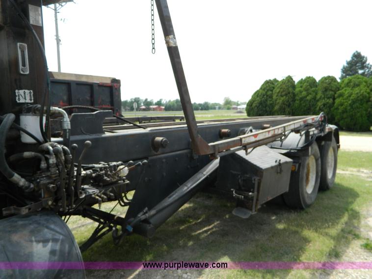 image for item B3678 1994 Mack RD690S roll off truck