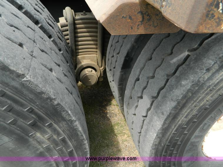 image for item B3678 1994 Mack RD690S roll off truck