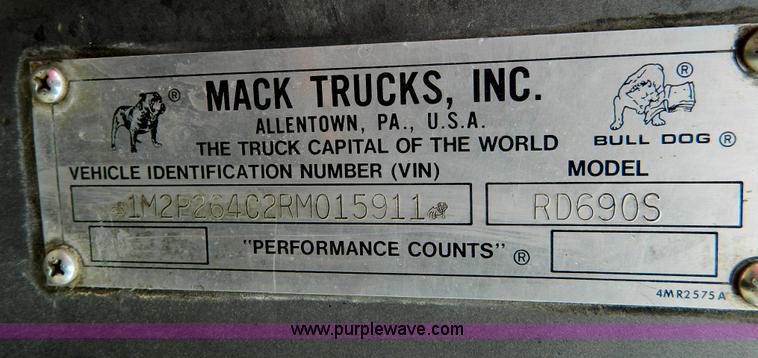 image for item B3678 1994 Mack RD690S roll off truck