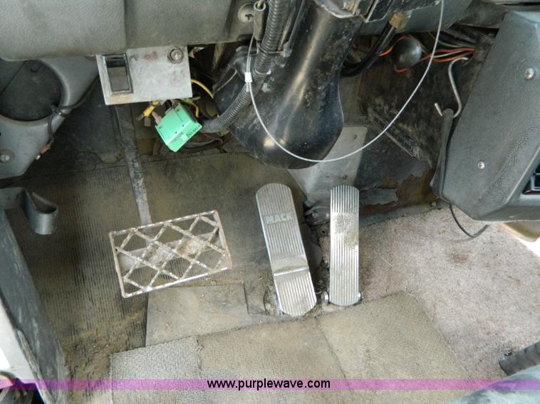 image for item B3678 1994 Mack RD690S roll off truck