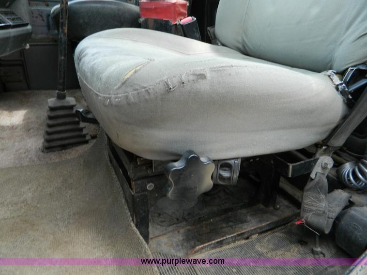 image for item B3678 1994 Mack RD690S roll off truck