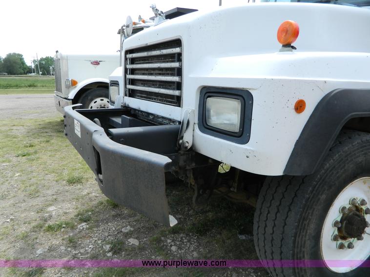 image for item B3678 1994 Mack RD690S roll off truck