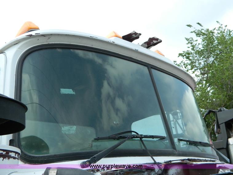 image for item B3678 1994 Mack RD690S roll off truck