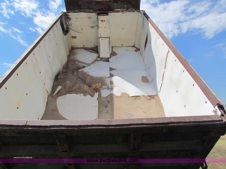 image for item B7365 1989 Ford L9000 dump truck