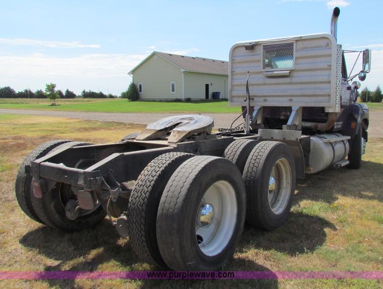 image for item B7366 1992 Ford L9000 AeroMax semi truck