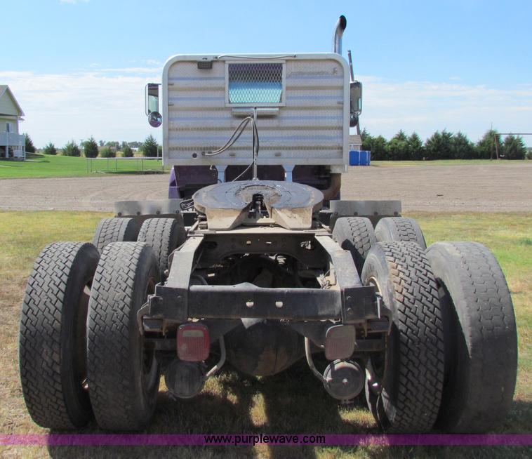 image for item B7366 1992 Ford L9000 AeroMax semi truck