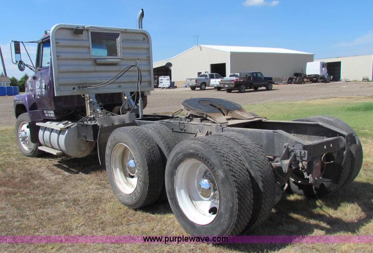 image for item B7366 1992 Ford L9000 AeroMax semi truck