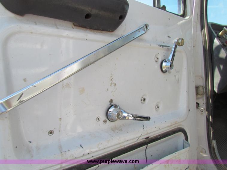 image for item B7366 1992 Ford L9000 AeroMax semi truck