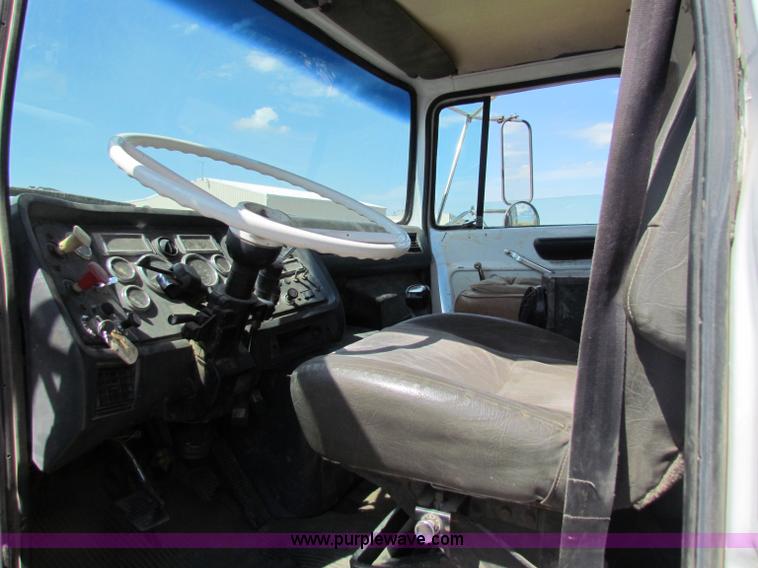 image for item B7366 1992 Ford L9000 AeroMax semi truck