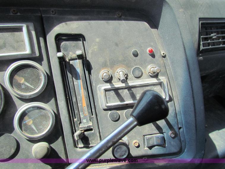 image for item B7366 1992 Ford L9000 AeroMax semi truck