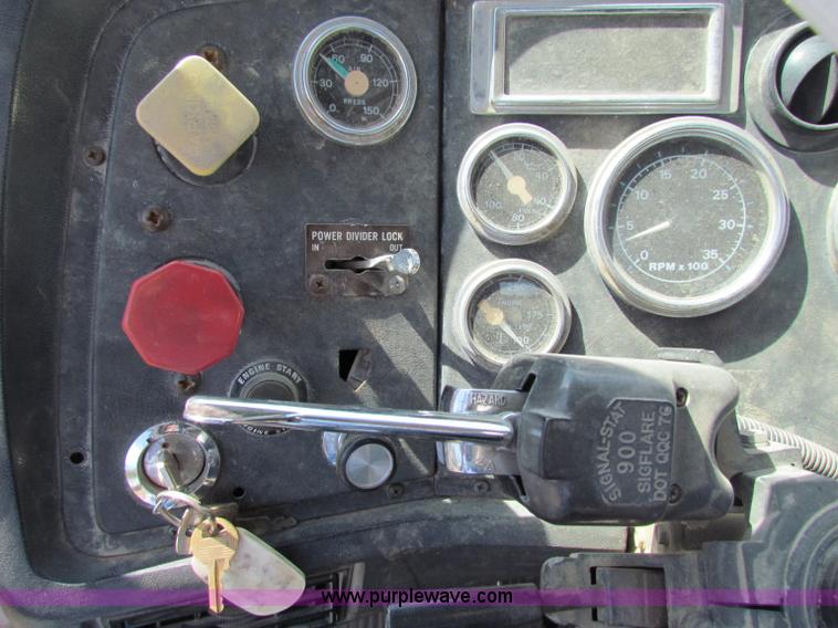 image for item B7366 1992 Ford L9000 AeroMax semi truck