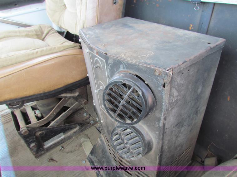 image for item B7366 1992 Ford L9000 AeroMax semi truck