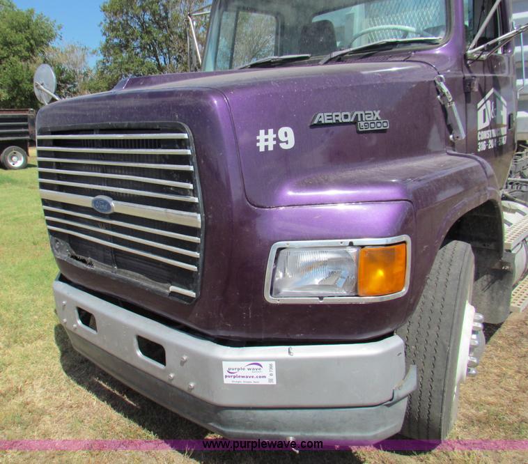 image for item B7366 1992 Ford L9000 AeroMax semi truck
