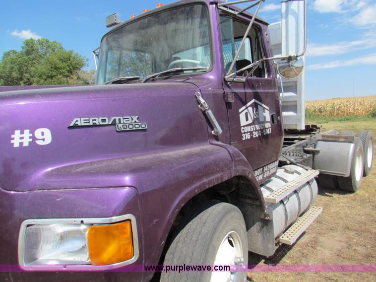 image for item B7366 1992 Ford L9000 AeroMax semi truck