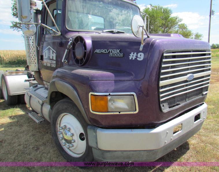 image for item B7366 1992 Ford L9000 AeroMax semi truck
