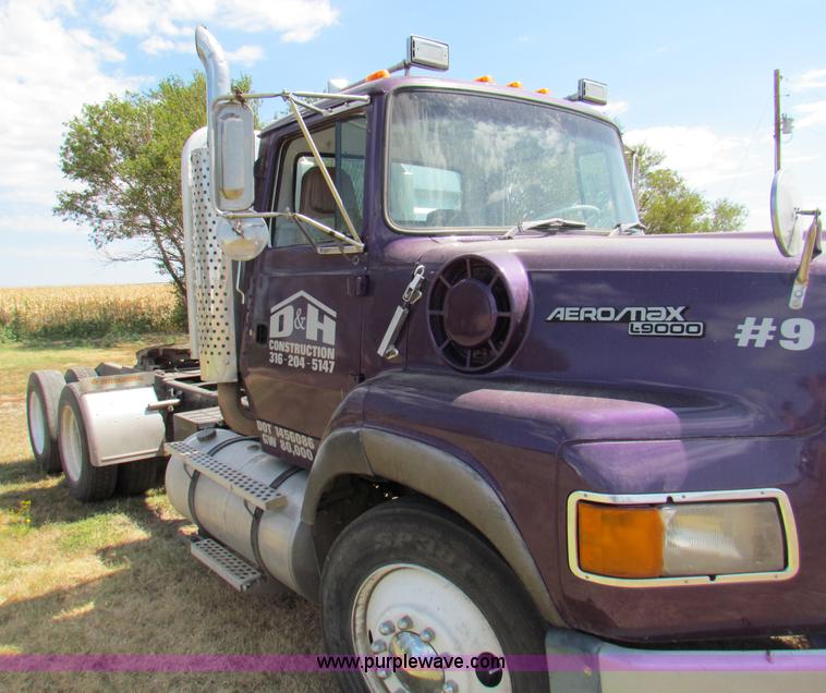 image for item B7366 1992 Ford L9000 AeroMax semi truck