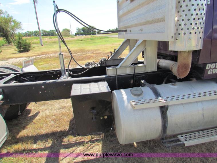 image for item B7366 1992 Ford L9000 AeroMax semi truck