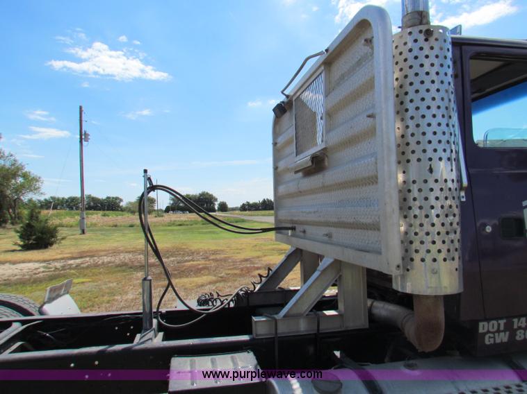 image for item B7366 1992 Ford L9000 AeroMax semi truck