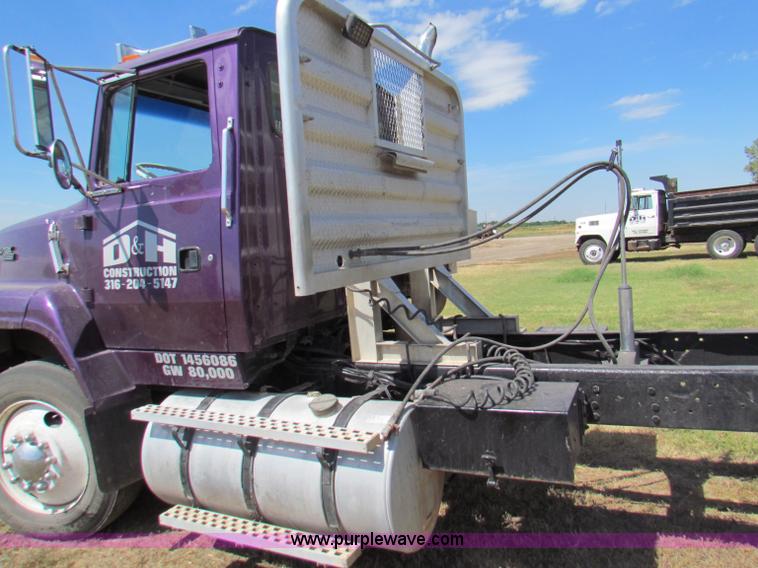 image for item B7366 1992 Ford L9000 AeroMax semi truck