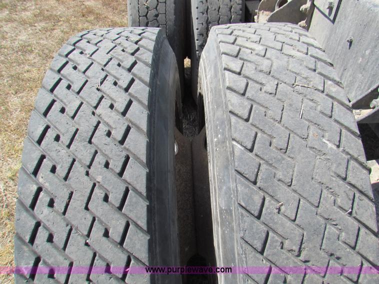 image for item B7366 1992 Ford L9000 AeroMax semi truck